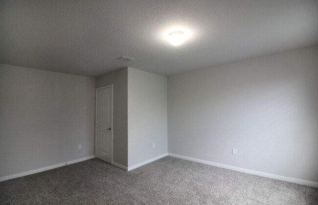 Building Photo - Immaculate home for lease