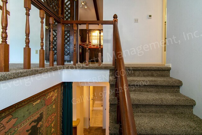 Foto del edificio - One Month's Free Rent!!! Charming Bi-Level...