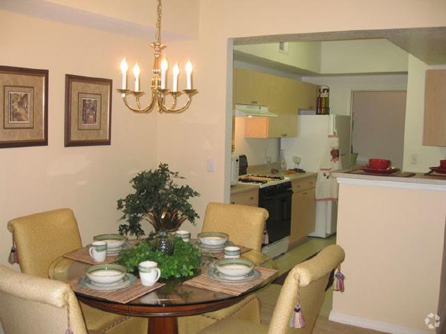 Dining Room - The Arbours at Silver Lake