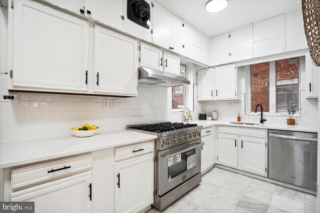 Building Photo - 1805 3rd St NE