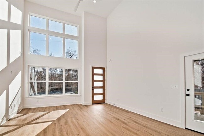 Foto del edificio - 32 Coalburn Dr