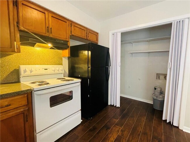 Building Photo - 3601 Crestbrook Ct