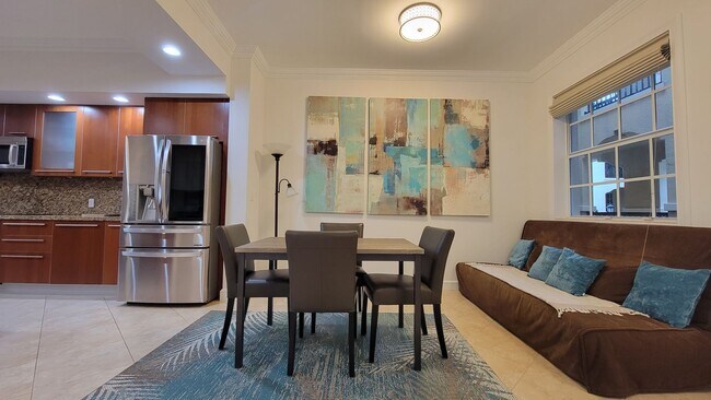Foto del edificio - Luxury Apartment Right On The Beach In Lauderdale By The Sea!!! Seasonal rental
