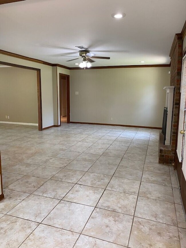 Foto del edificio - Spacious 3 bed 2 bath home in Town and Country Subdivision