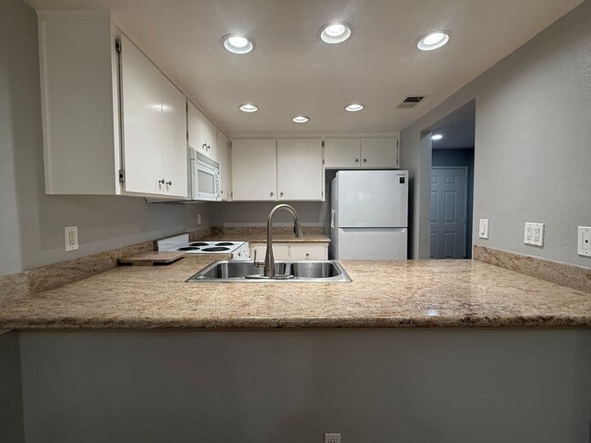 Building Photo - Bright 2 Bed 2 Bath Townhouse in Campbell!