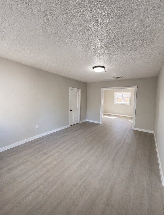 Building Photo - 516 N Hudson Ave