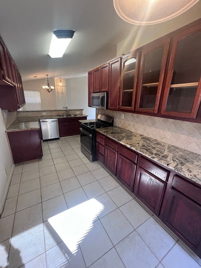 Building Photo - ADORABLE 3 BEDROOM HOUSE WITH POOL!