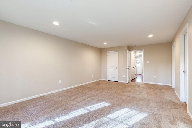 Building Photo - Stunning 3bd 3.5bth, rarely available home...