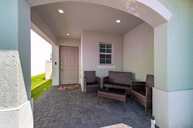Building Photo - 3/2 in gated Tillman Lakes!