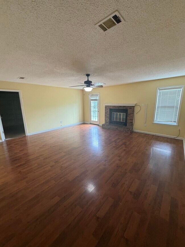 Foto del edificio - 4361 Bennett Wood Dr