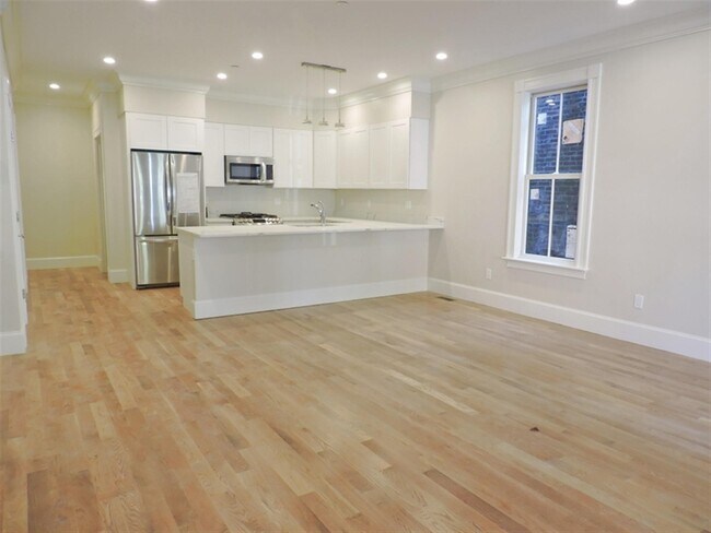Building Photo - 472 Green St