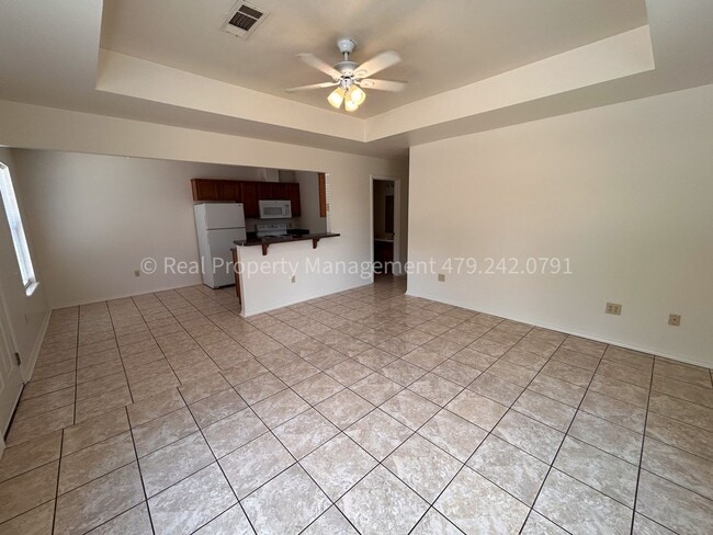 Building Photo - Move In Ready!! Cozy 3 Bed 2 Bath Duplex!