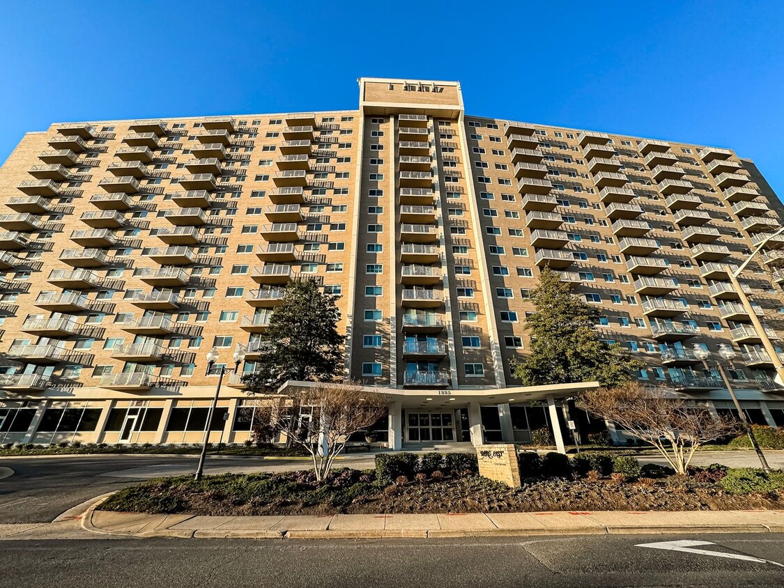 Foto principal - Sun-filled 1 Bed 1 Bath Unit With Private ...