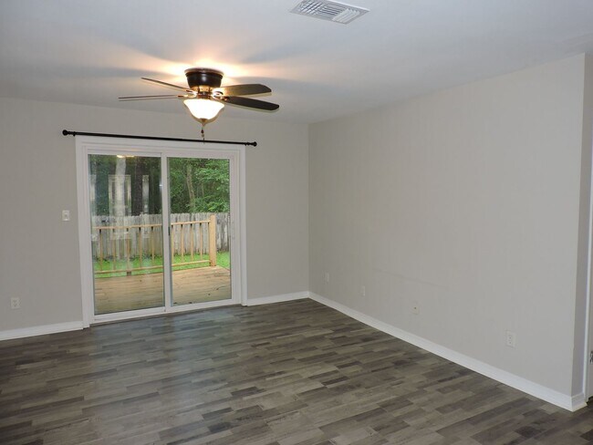 Building Photo - Convenient westside location!