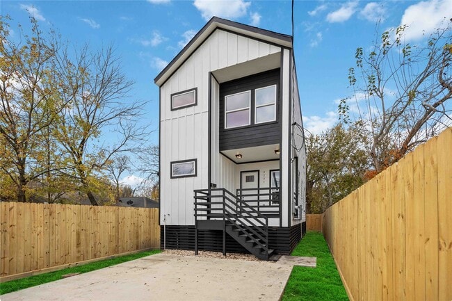 Foto del edificio - 2207 Des Chaumes St