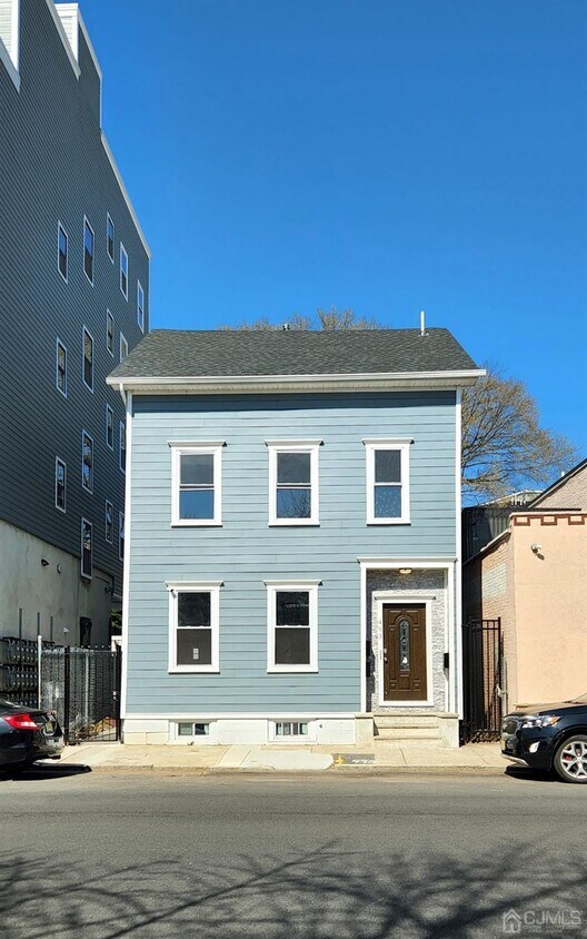 Primary Photo - 493 Washington St