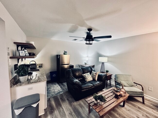 Building Photo - 3210 Glasco Dr