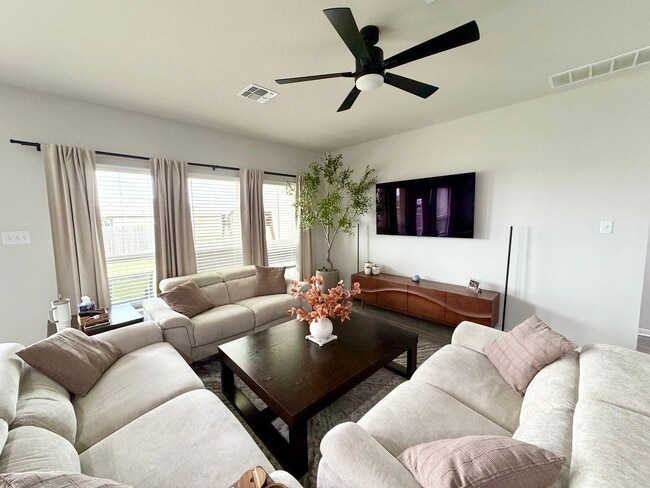 Building Photo - Spacious 4 bed/3 Bath home in Midway ISD