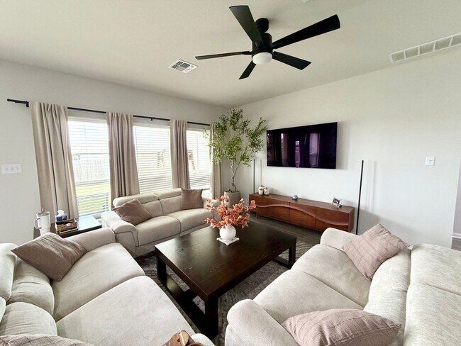 Foto del edificio - Spacious 4 bed/3 Bath home in Midway ISD