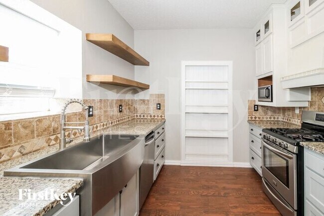 Foto del edificio - 2804 Pinnacle Dr