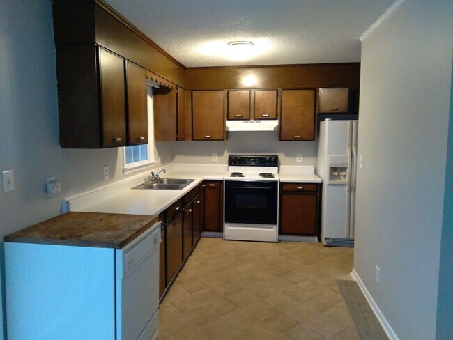 Building Photo - 3 Bedroom, 1.5 bath house with one car garage