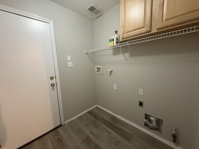 Foto del edificio - 6215 Thais St NW