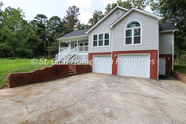 Building Photo - Spacious house close to town