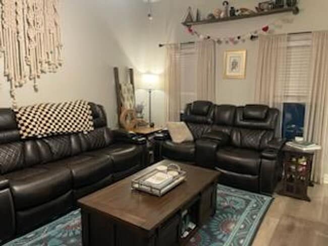 Building Photo - Live the Legacy Life – 3 Bed, 2 Bath Beauty!