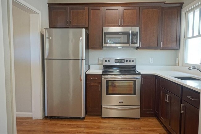 Building Photo - 1901 W Bristol Ave