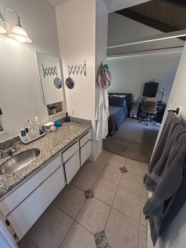 Baño n.° 1 - 675 S Sierra Ave