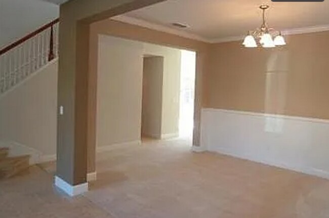 Building Photo - Large 4 bedroom 3 bathroom home with loft.