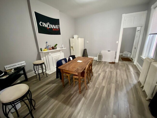 Foto del edificio - 7 bedroom/ 3bath Mins. from UC + Med Campu...