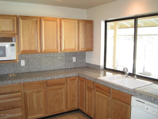 Foto del edificio - “Spacious 4-bedroom home with private pool in prime Tempe location!”