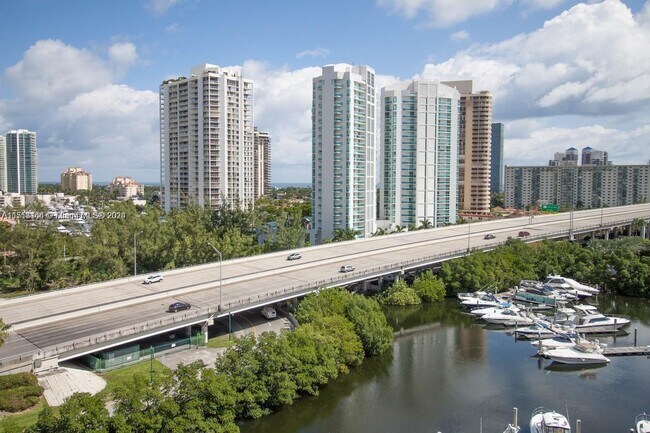 Building Photo - 3500 Mystic Pointe Dr