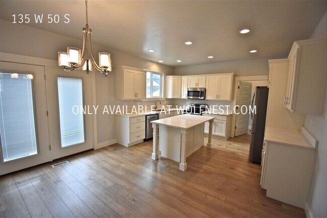 Building Photo - Gorgeous 4 Bed Farmington Townhome! No Dep...