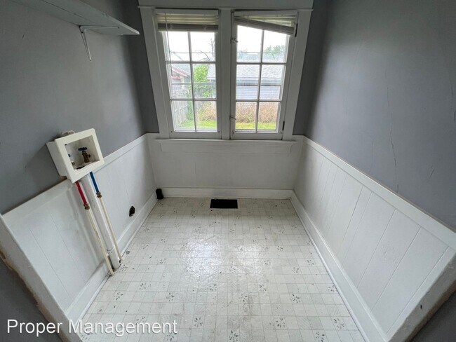 Building Photo - 3 br, 1 bath House - 813 W Hillcrest Ave
