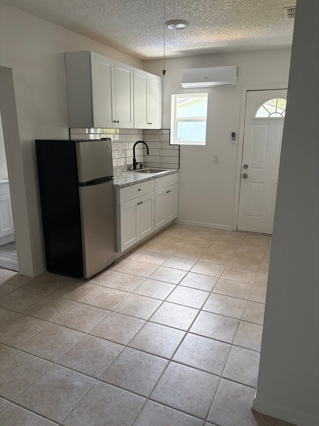 Building Photo - 2733 Glenview Dr