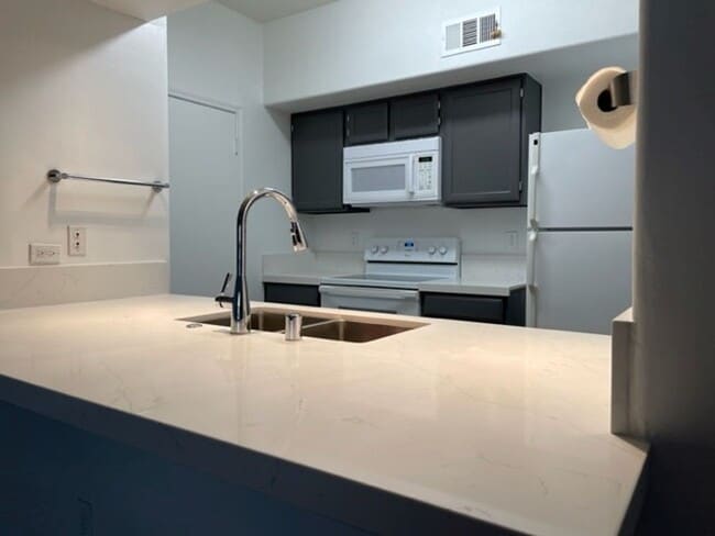 Foto del edificio - 2 Bedroom 2 Bath Condo W Sunset