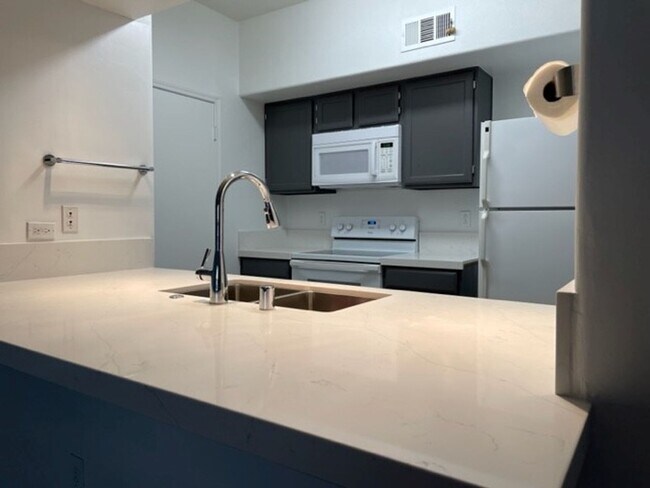 Building Photo - 2 Bedroom 2 Bath Condo W Sunset