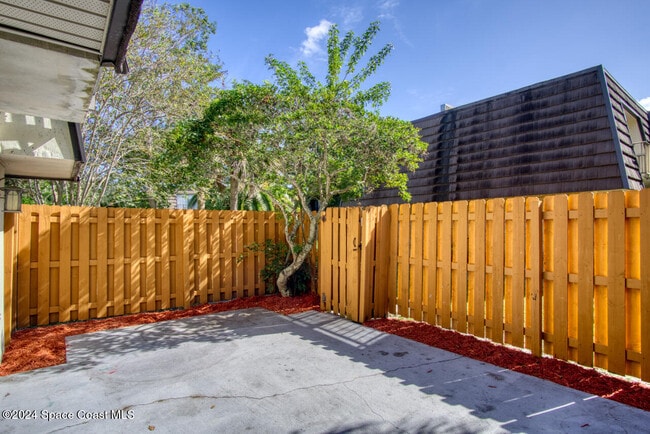 Foto del edificio - 2014 Vista Oaks Cir NE