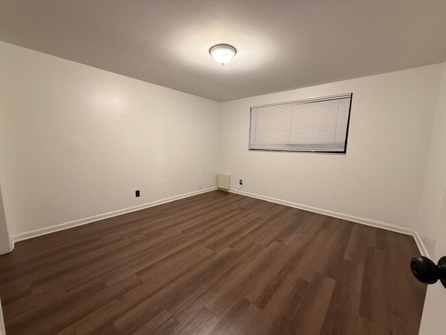 Building Photo - 1220 E 142nd Ave