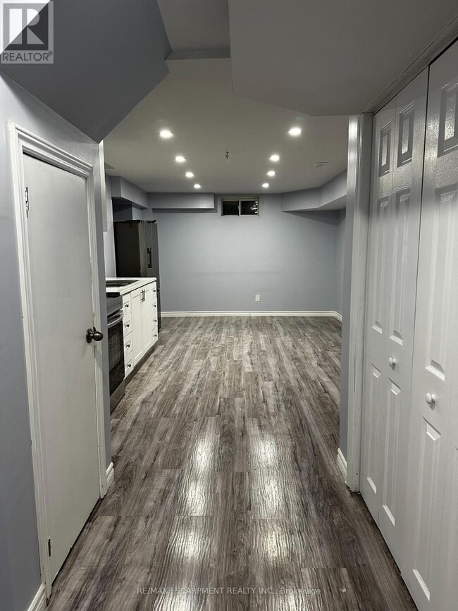 Photo du bâtiment - 560 Stonehenge Dr