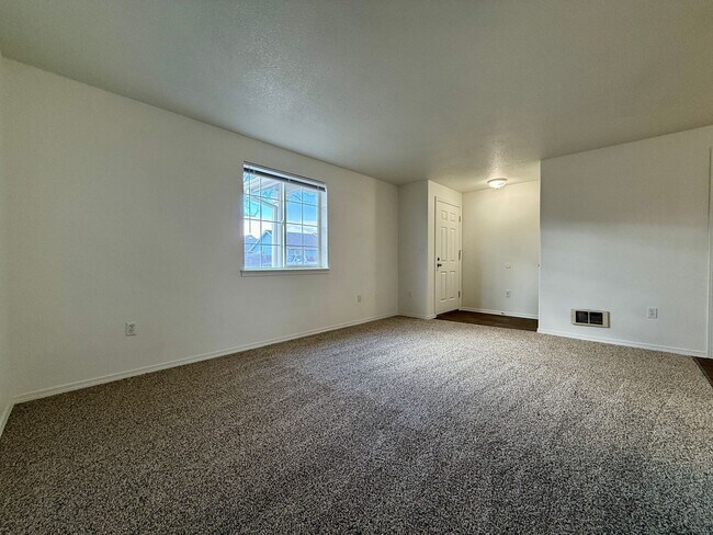 Foto del edificio - SCHEDULE A TOUR TO VIEW THIS NEWLY UPDATED TOWNHOME IN REDMOND!!