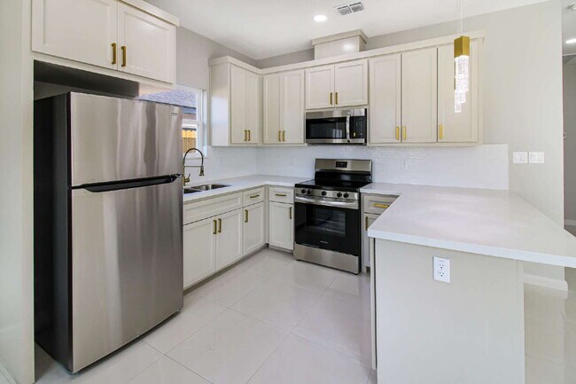 Building Photo - "Spacious & Modern 2-Bedroom, 2-Bath Haven in Mission, TX - Your Perfect Retreat!"