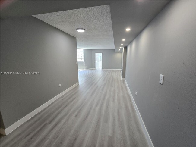 Building Photo - 999 Brickell Bay Dr