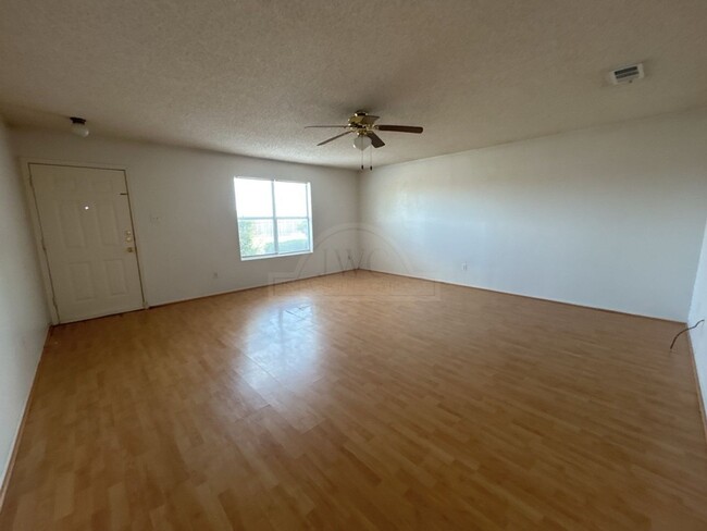 Foto del edificio - **2 WEEK FREE RENT***3103 Thoroughbred, Ki...