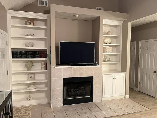 Foto del edificio - 102 Grey Oak Ct