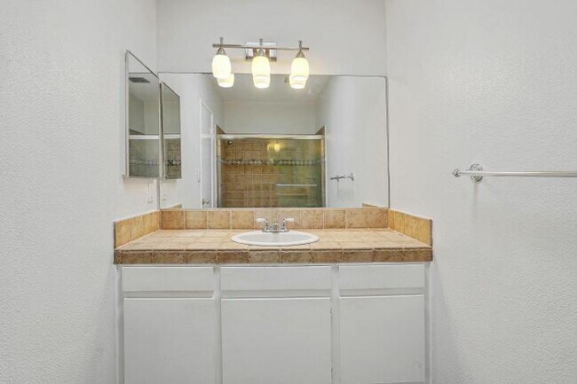 Foto del edificio - 3 bedroom in Santa Monica CA 90404
