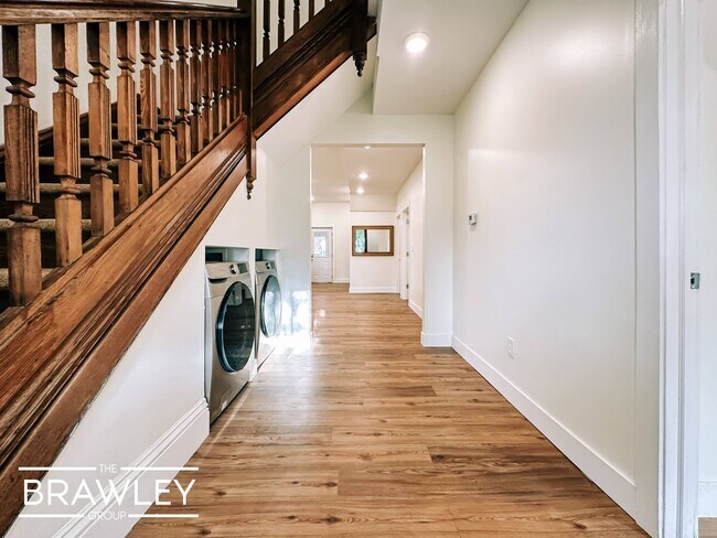 Building Photo - **NEW REMODEL** (AUGUST 2026) INCREDIBLE L...