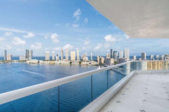 Foto del edificio - 2600 E Island Blvd